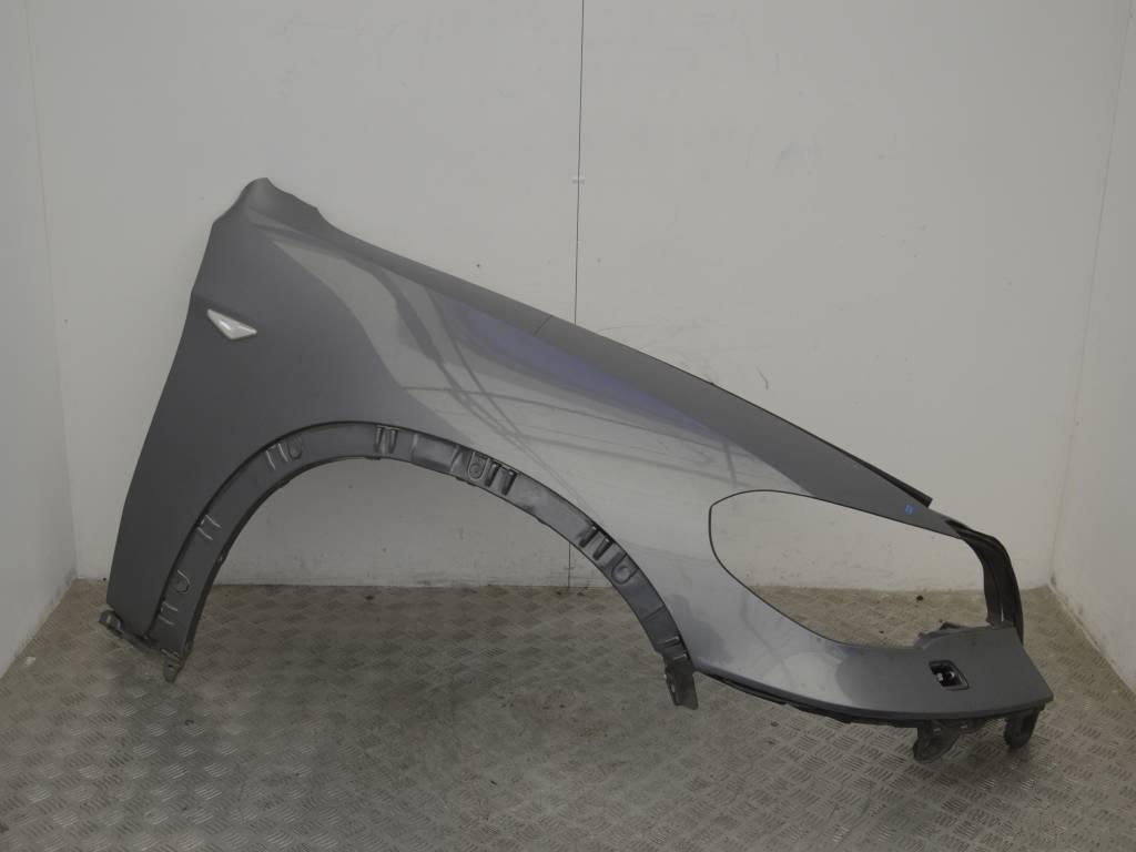 Крыло переднее правое