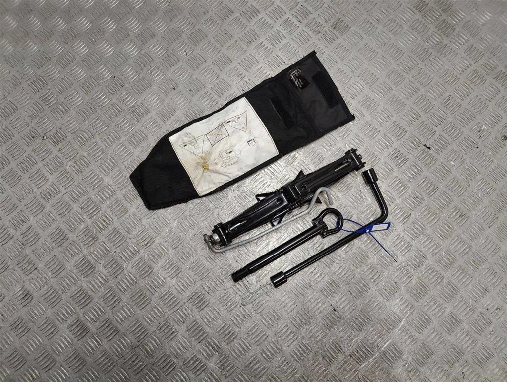 Крюк буксировочный