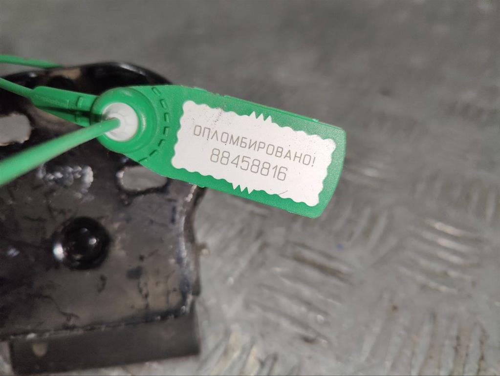 Крюк капота