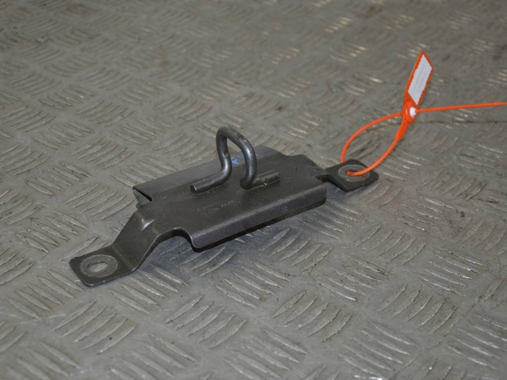 Крюк капота