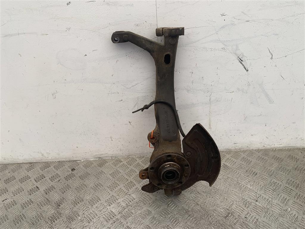 Кулак поворотный правый