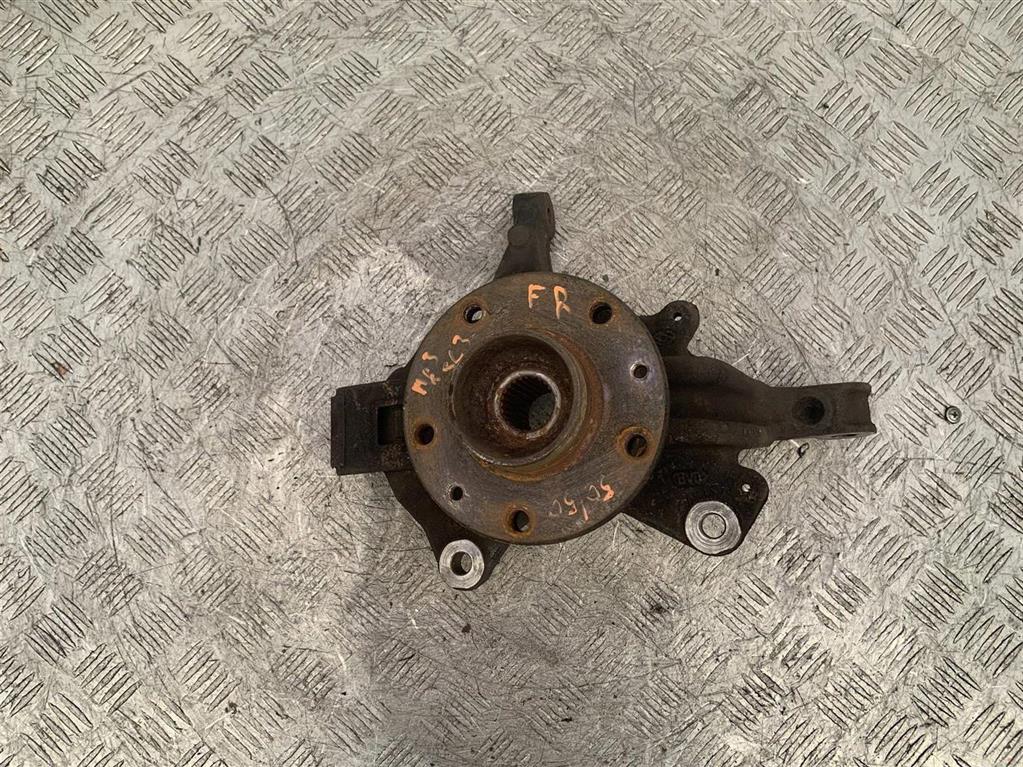 Кулак поворотный правый