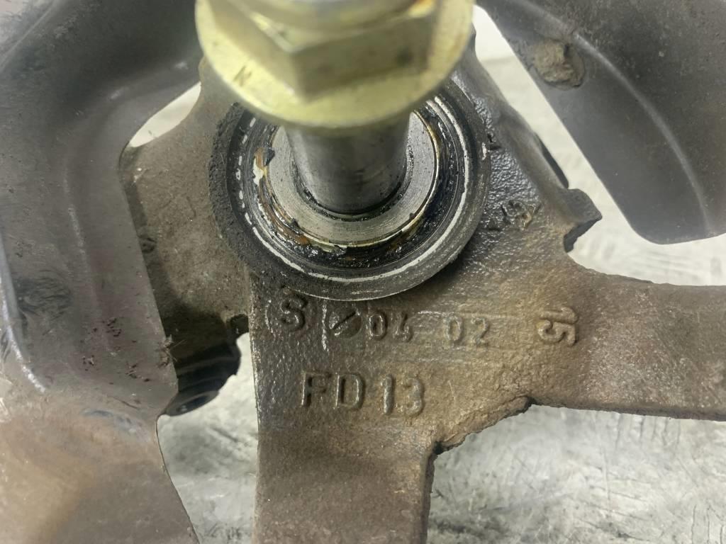 Кулак задний правый