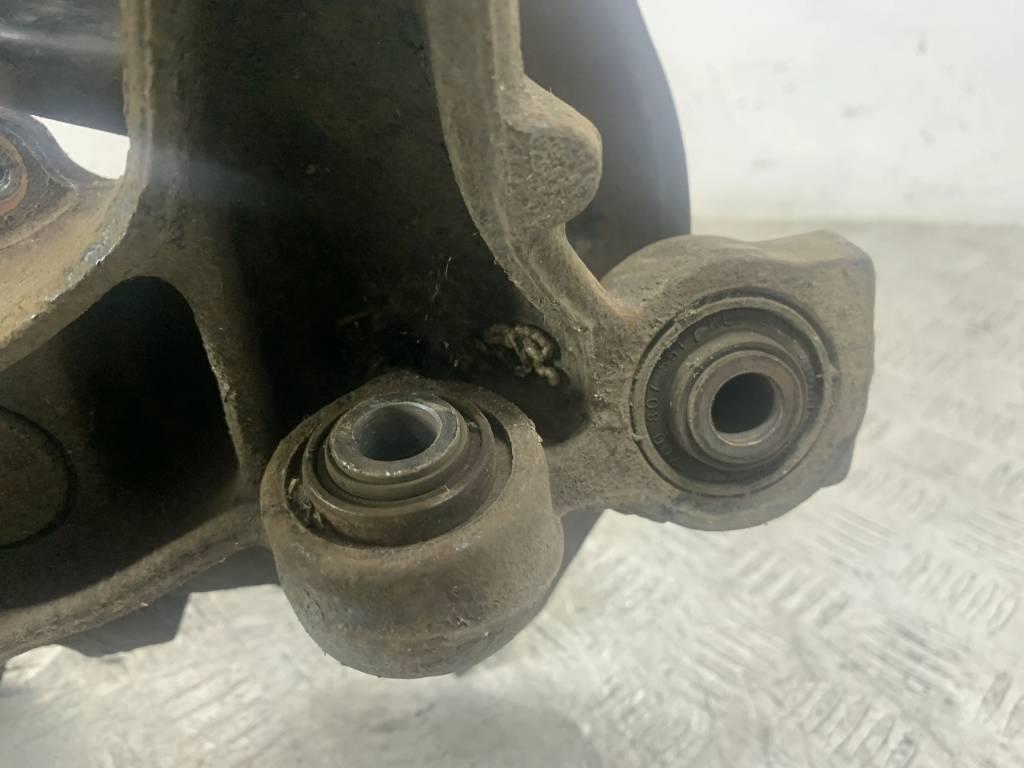 Кулак задний правый