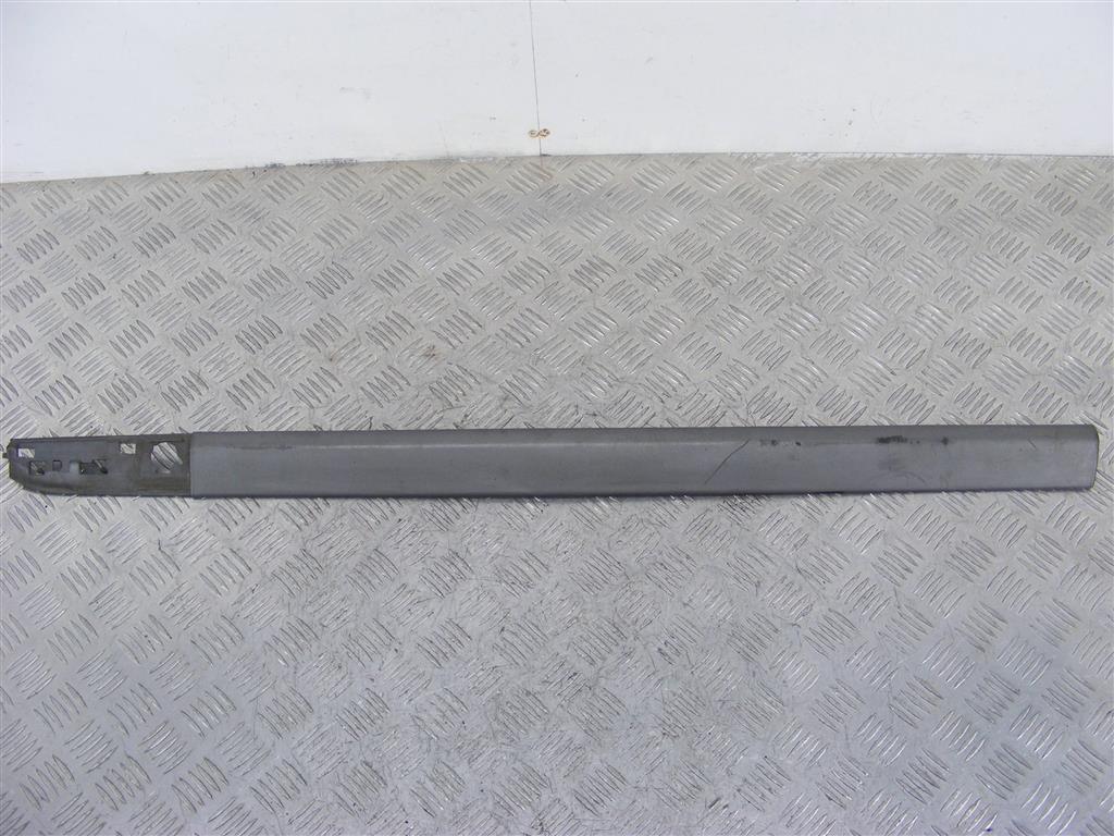 Молдинг двери передней левой