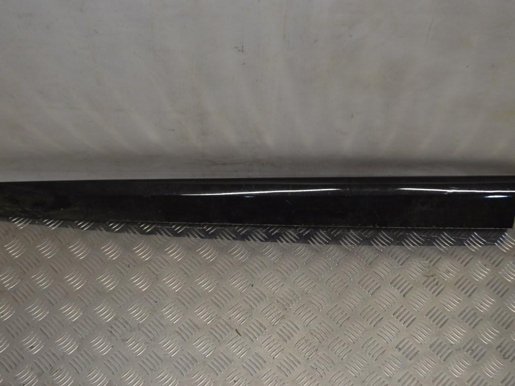 Молдинг двери передней левой