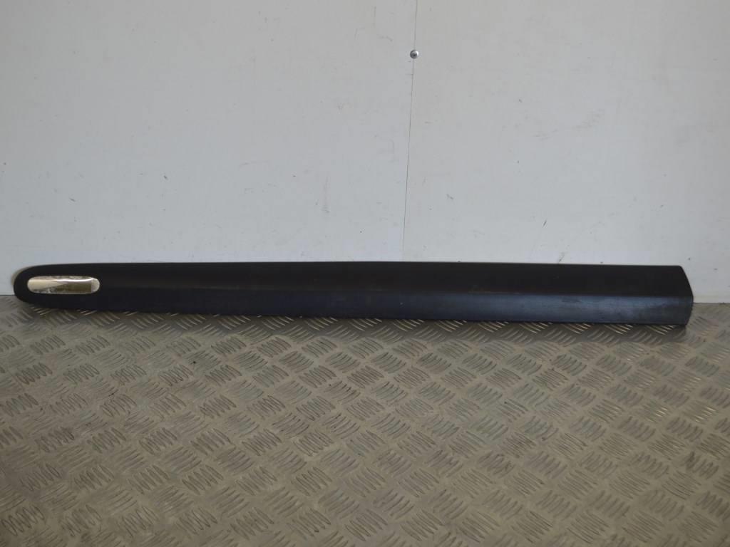 Молдинг двери передней левой