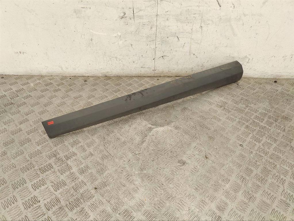 Молдинг двери передней левой