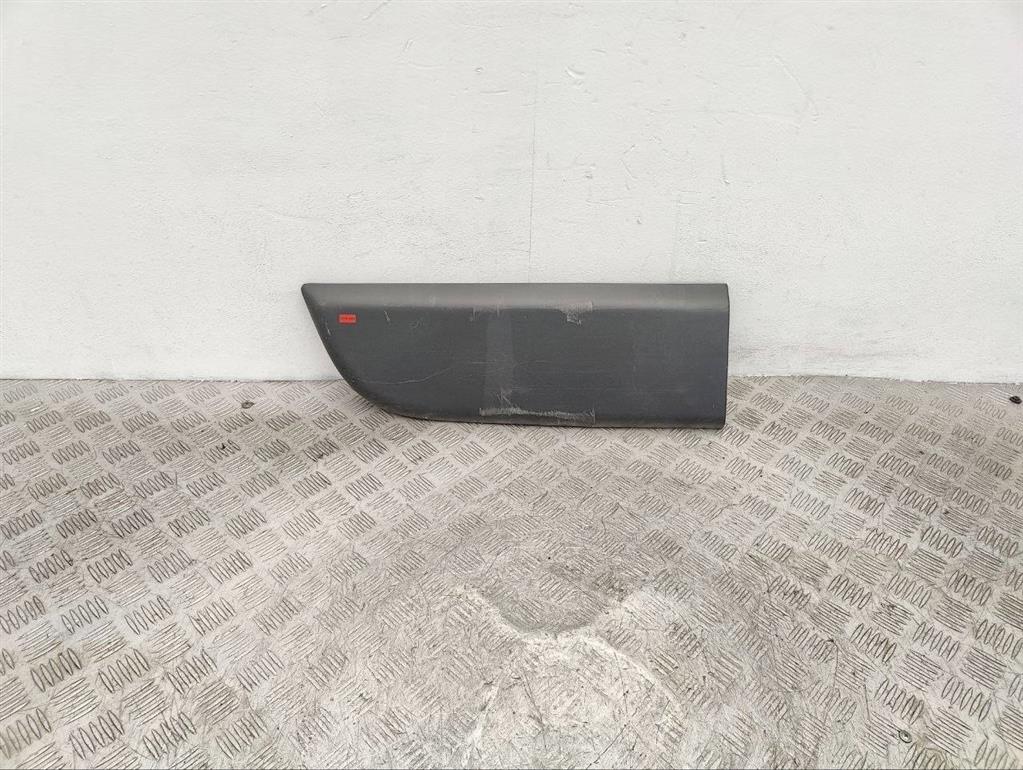 Молдинг двери передней левой