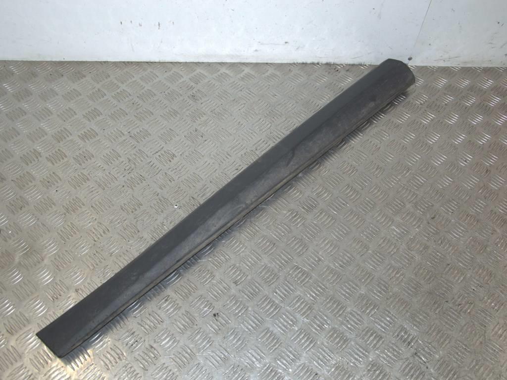 Молдинг двери передней левой