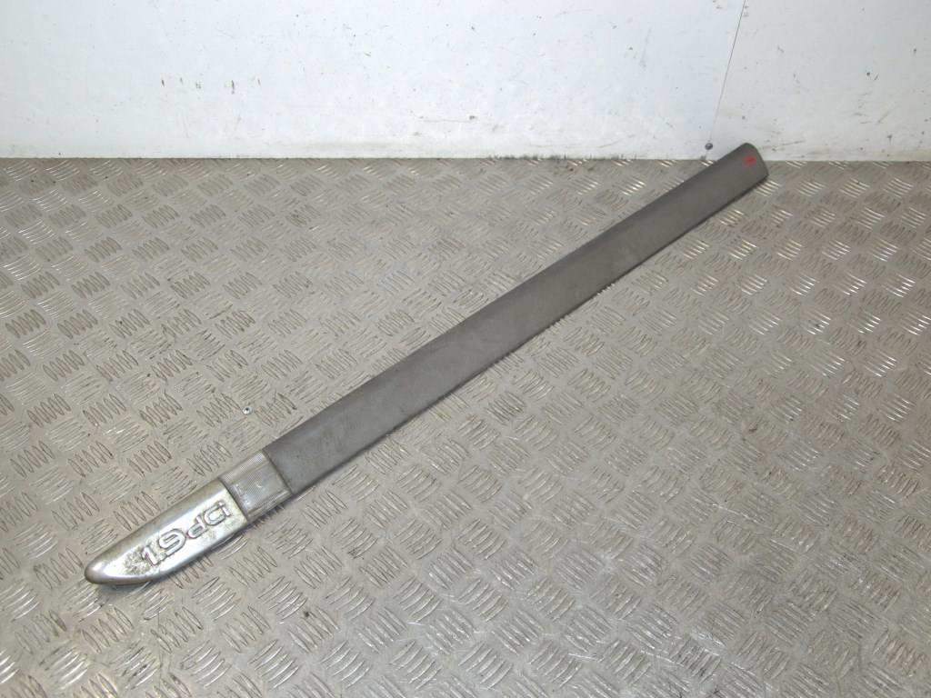 Молдинг двери передней левой