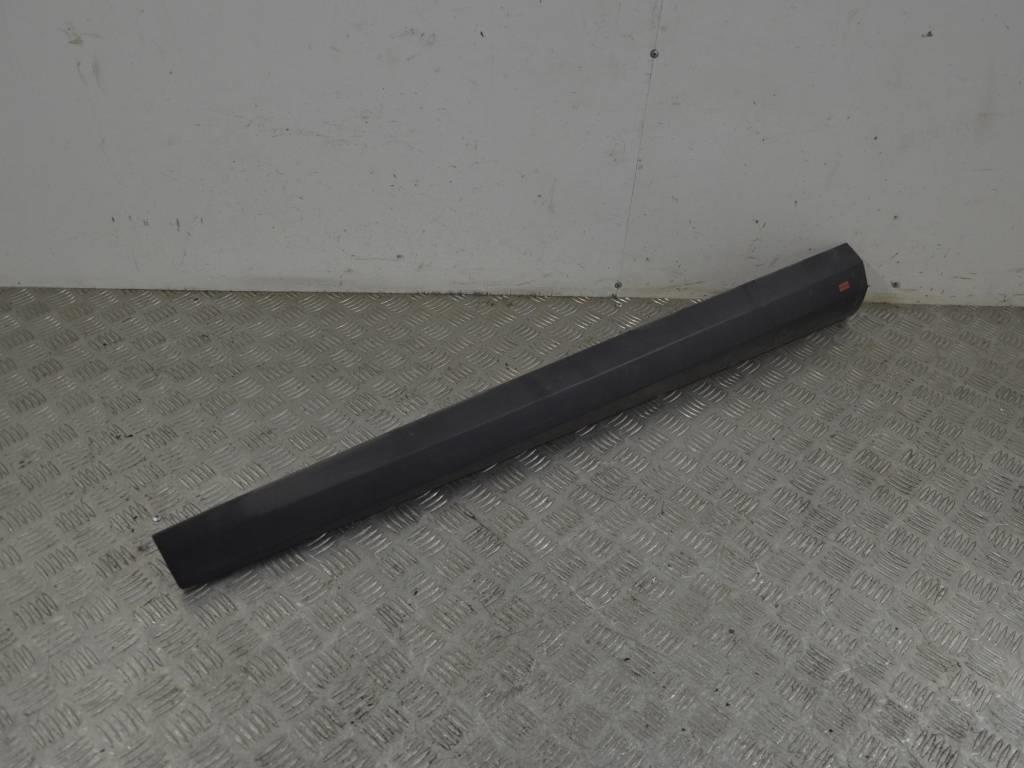 Молдинг двери передней левой