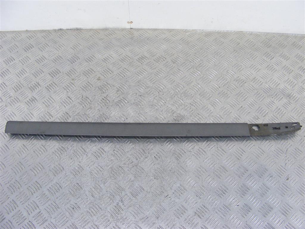 Молдинг двери передней правой