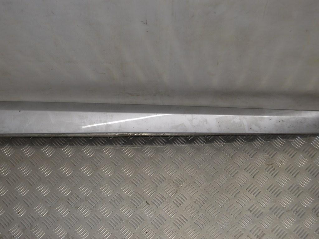 Молдинг двери передней правой