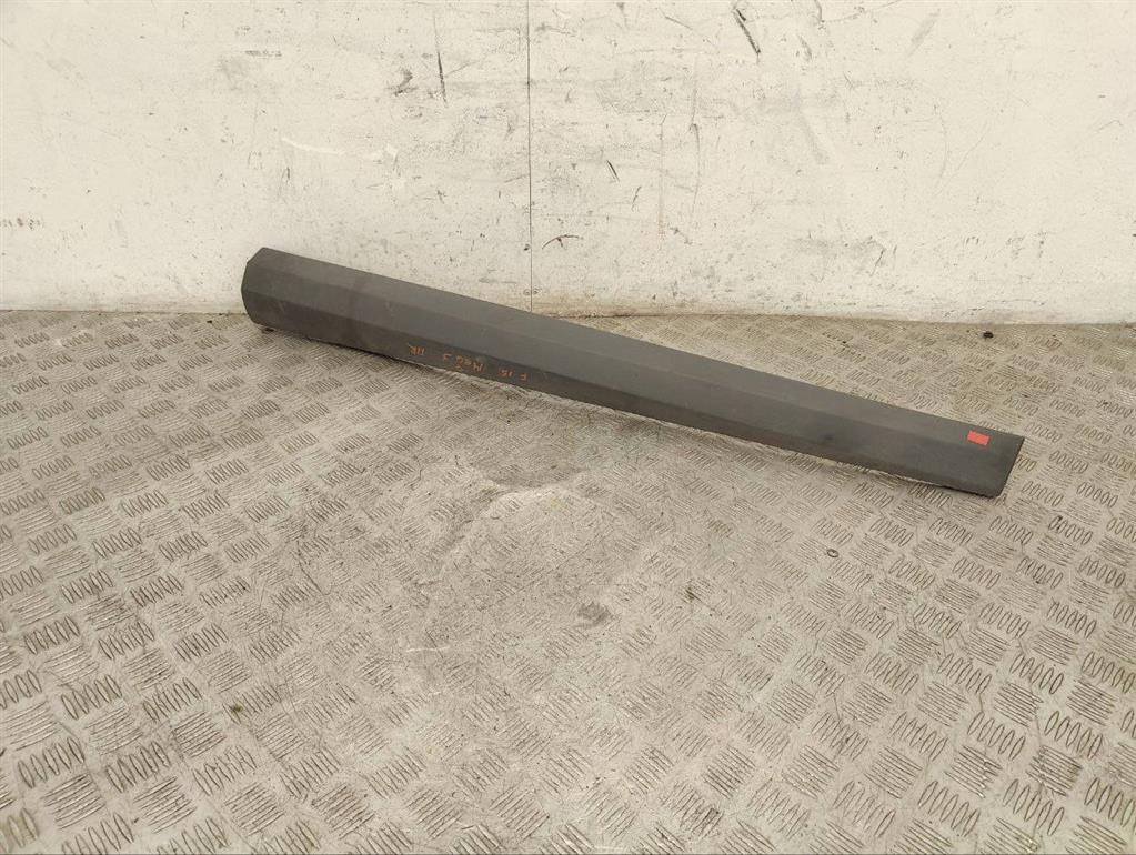 Молдинг двери передней правой