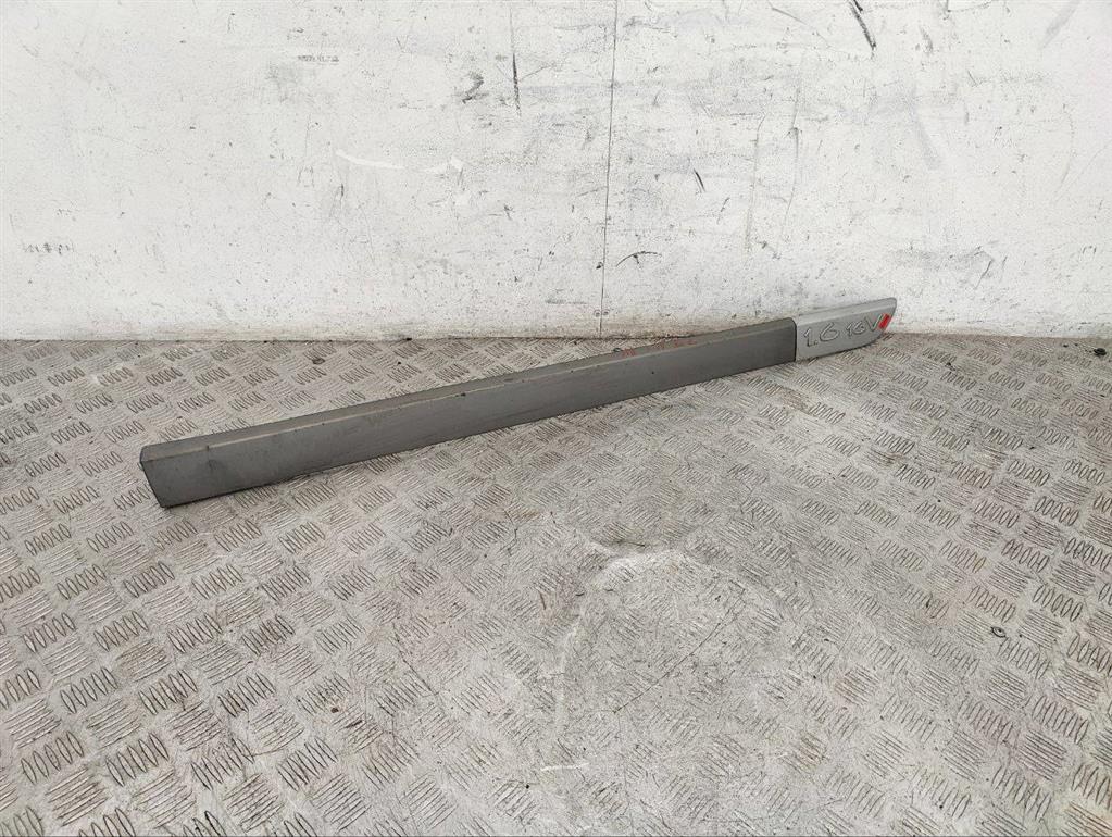 Молдинг двери передней правой