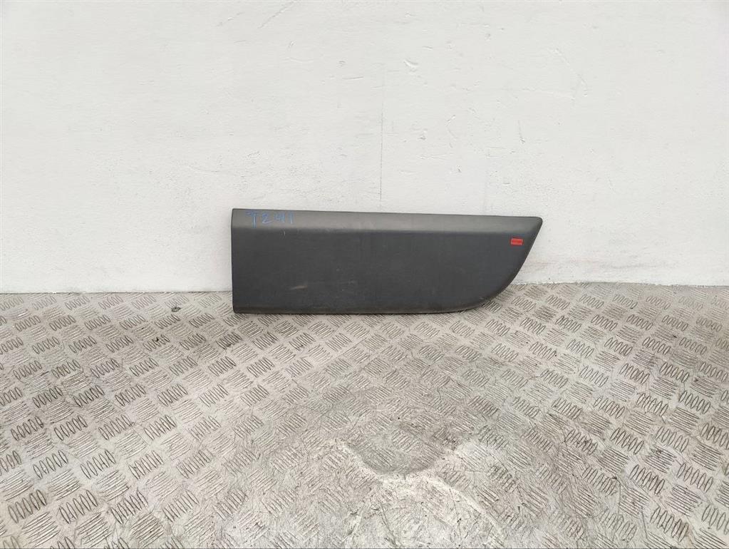 Молдинг двери передней правой