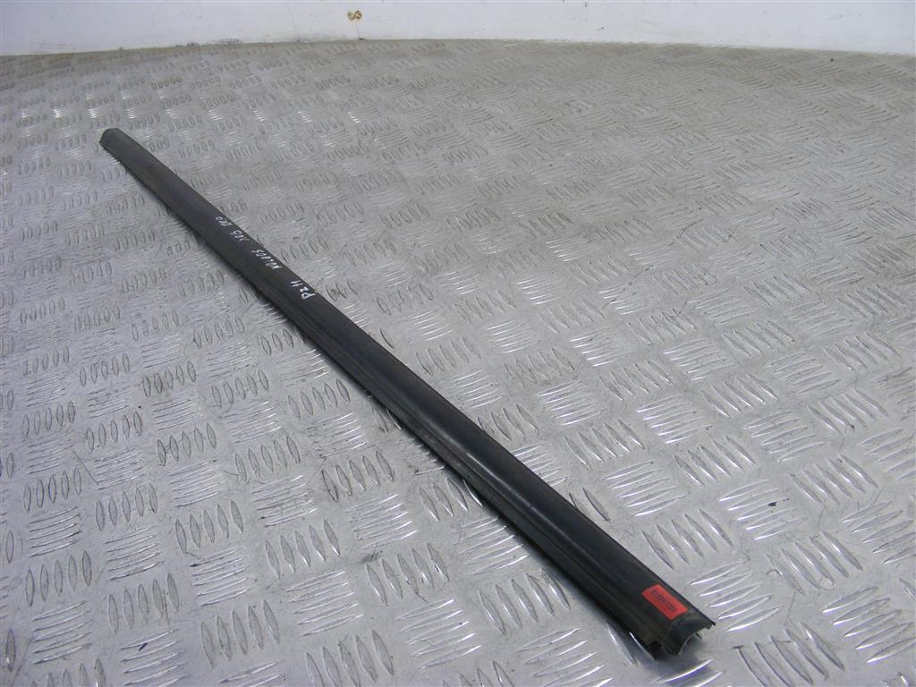 Молдинг стекла двери передней левой наружный