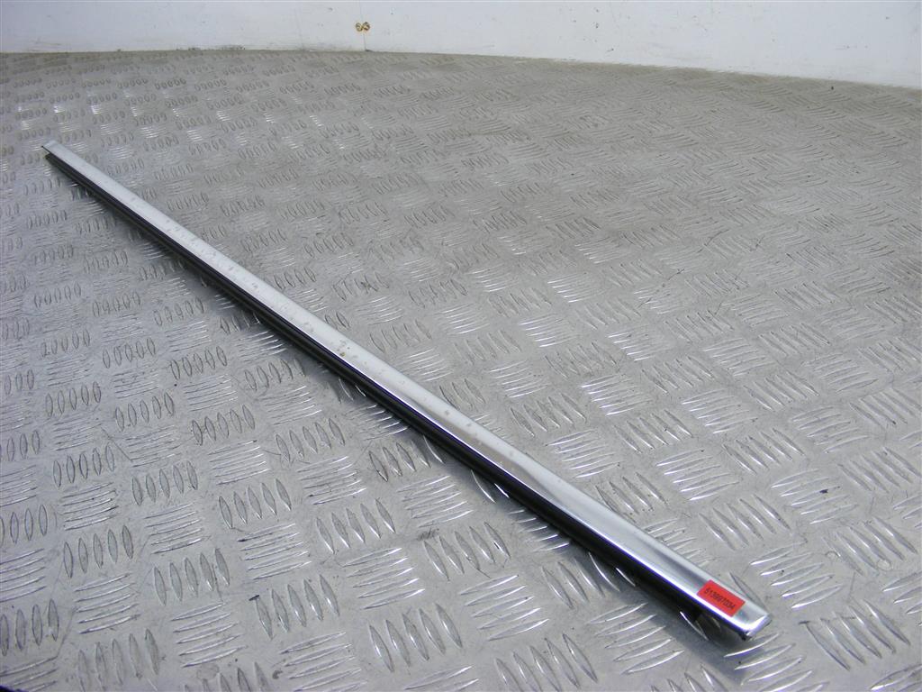 Молдинг стекла двери передней левой наружный
