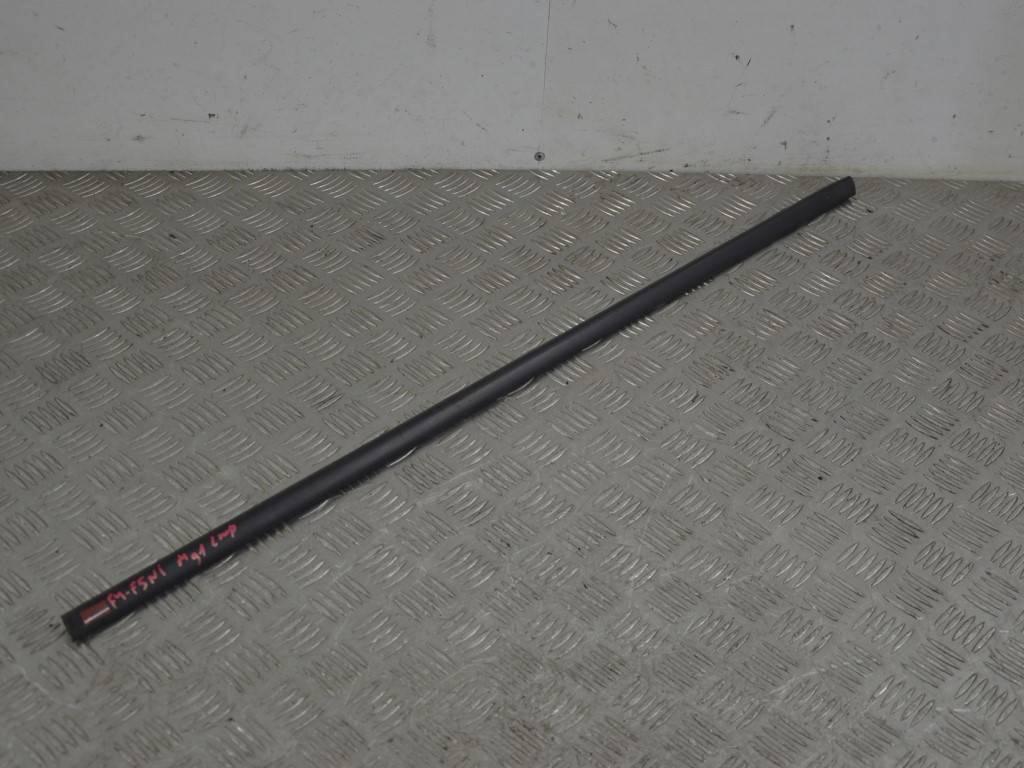 Молдинг стекла двери передней левой наружный