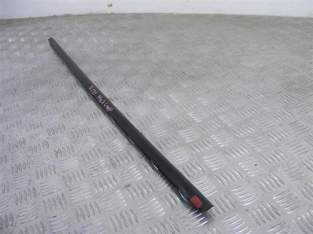 Молдинг стекла двери передней левой наружный Renault Megane 3 (2008-2019)