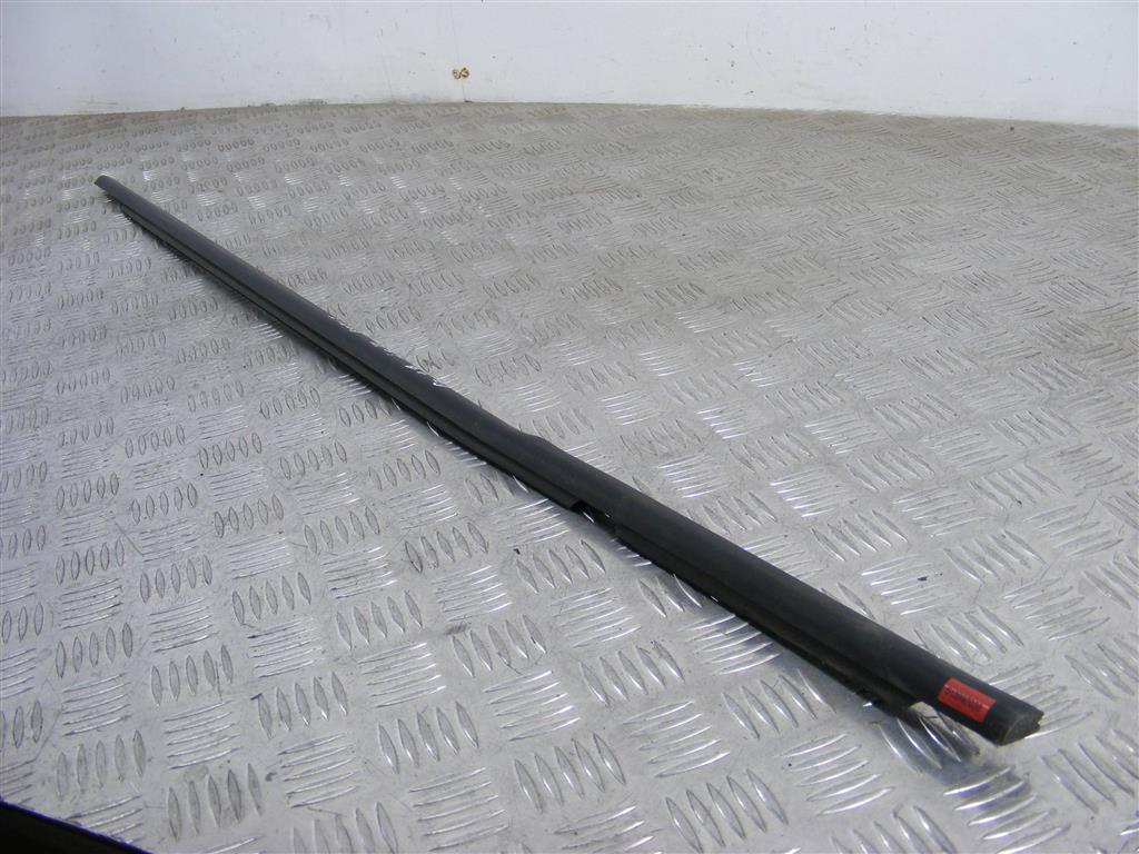 Молдинг стекла двери передней левой наружный