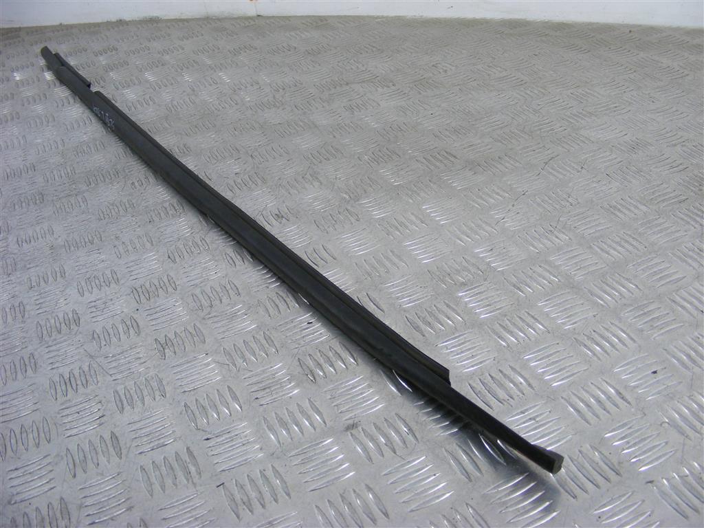 Молдинг стекла двери передней левой наружный