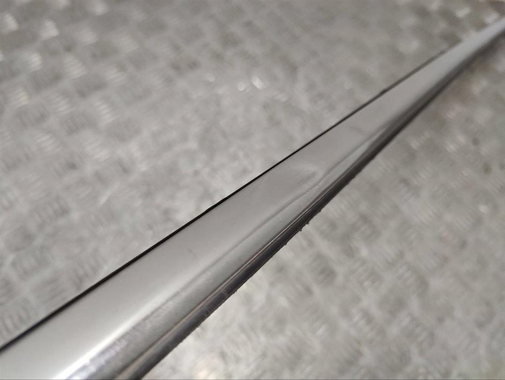 Молдинг стекла двери передней левой наружный