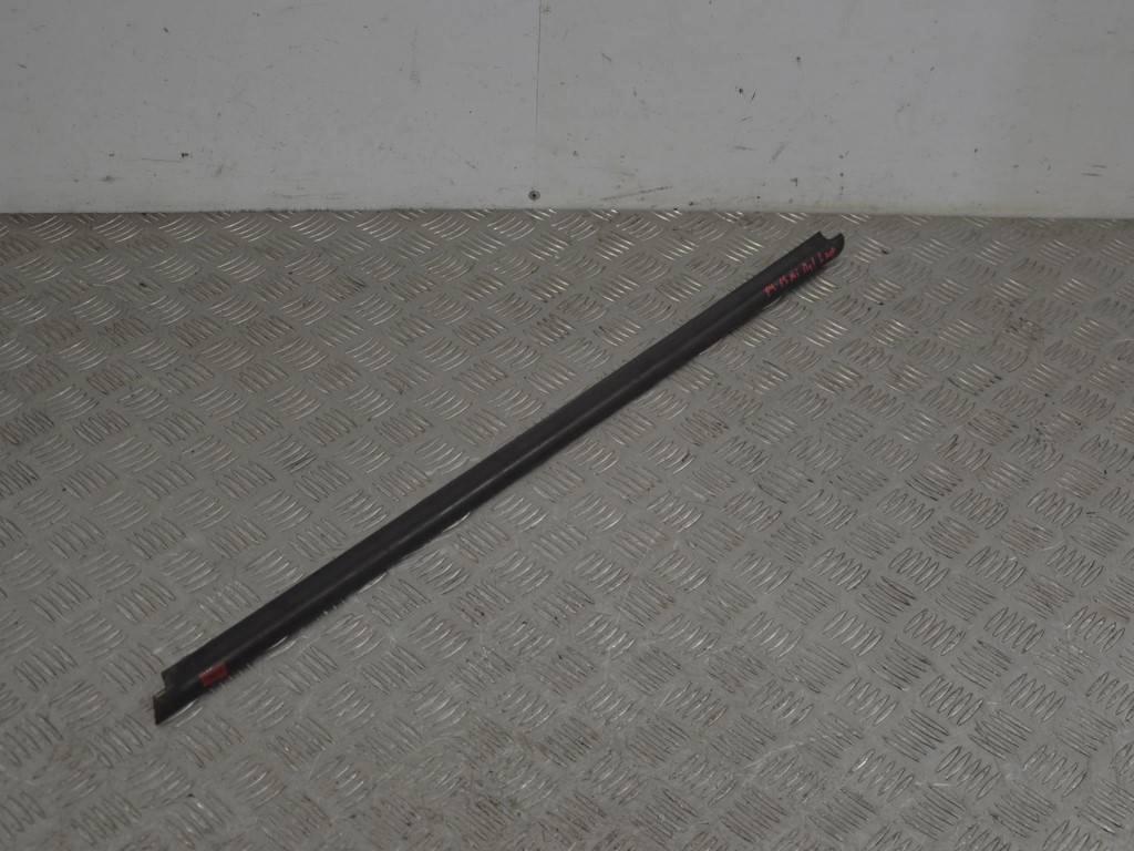 Молдинг стекла двери передней левой наружный