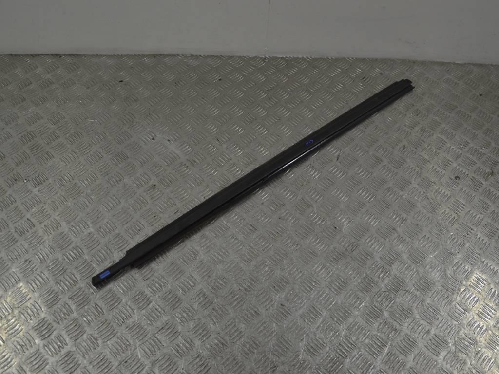 Молдинг стекла двери передней левой наружный