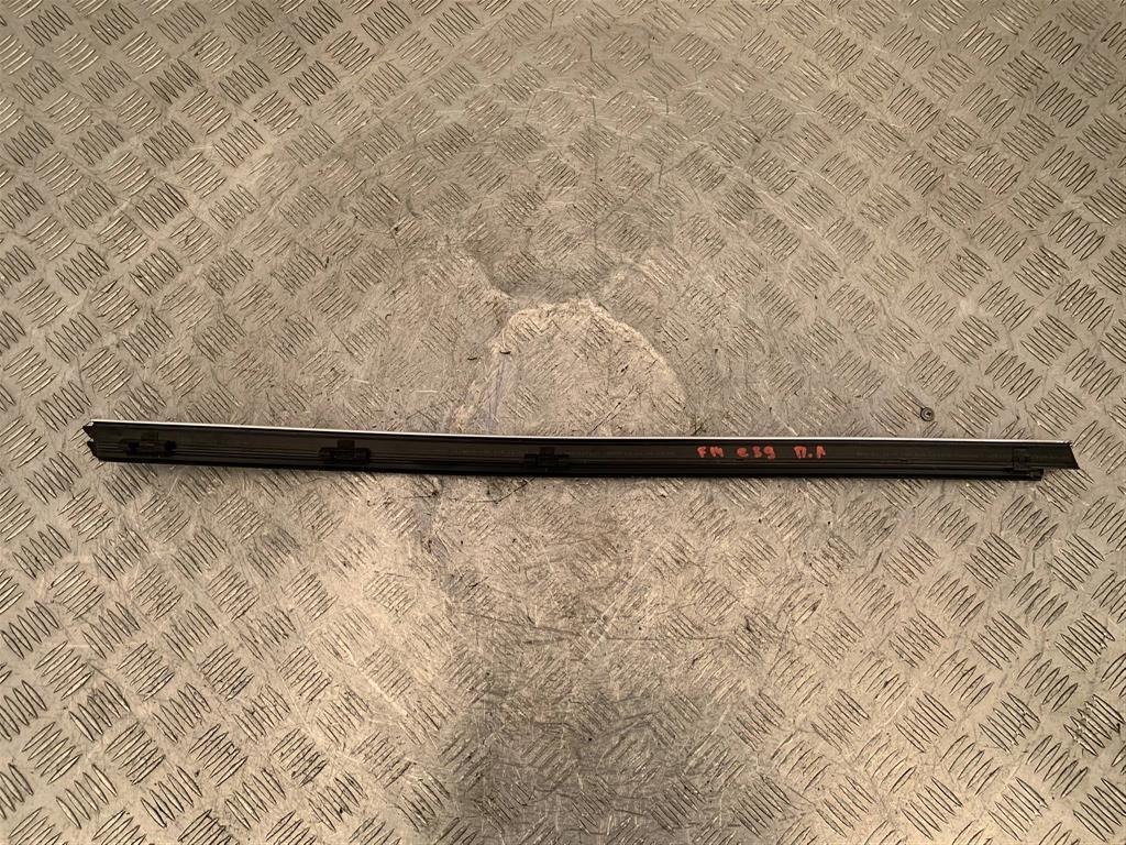 Молдинг стекла двери передней левой наружный