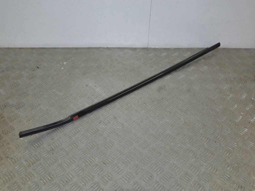 Молдинг стекла двери передней левой наружный
