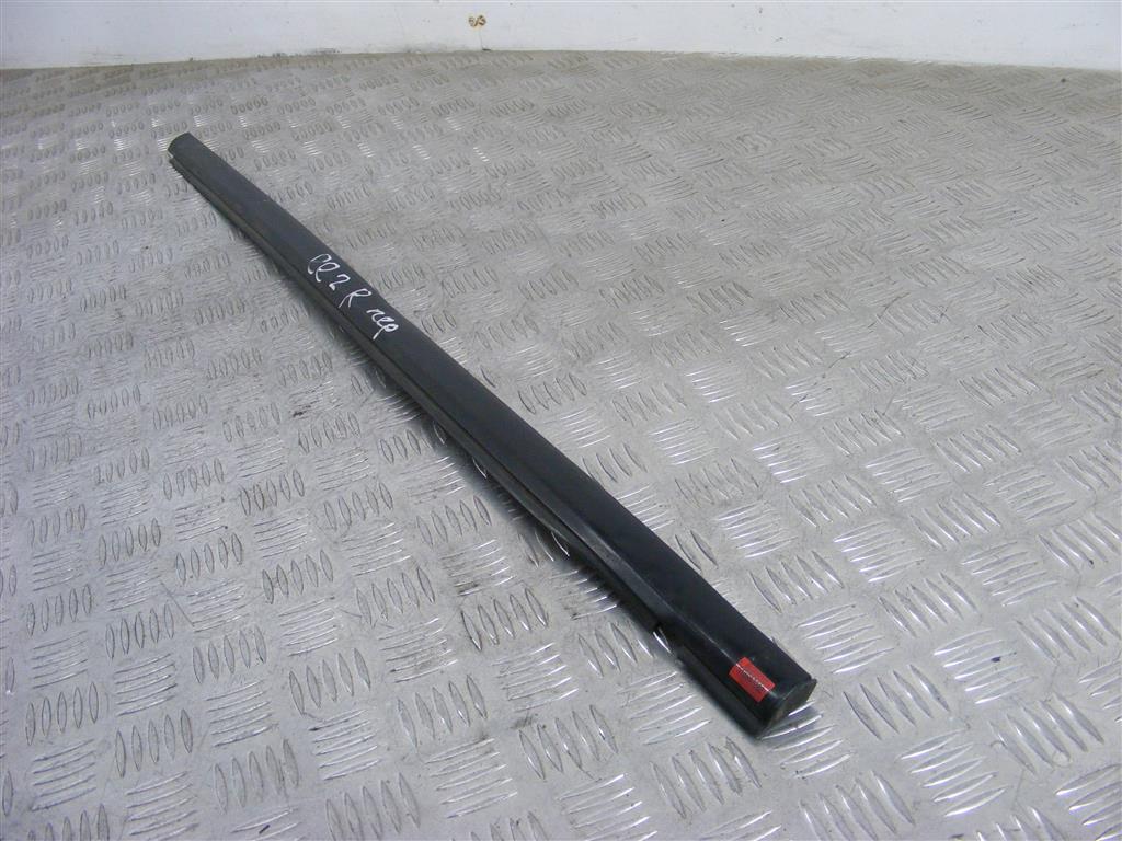 Молдинг стекла двери передней правой наружный