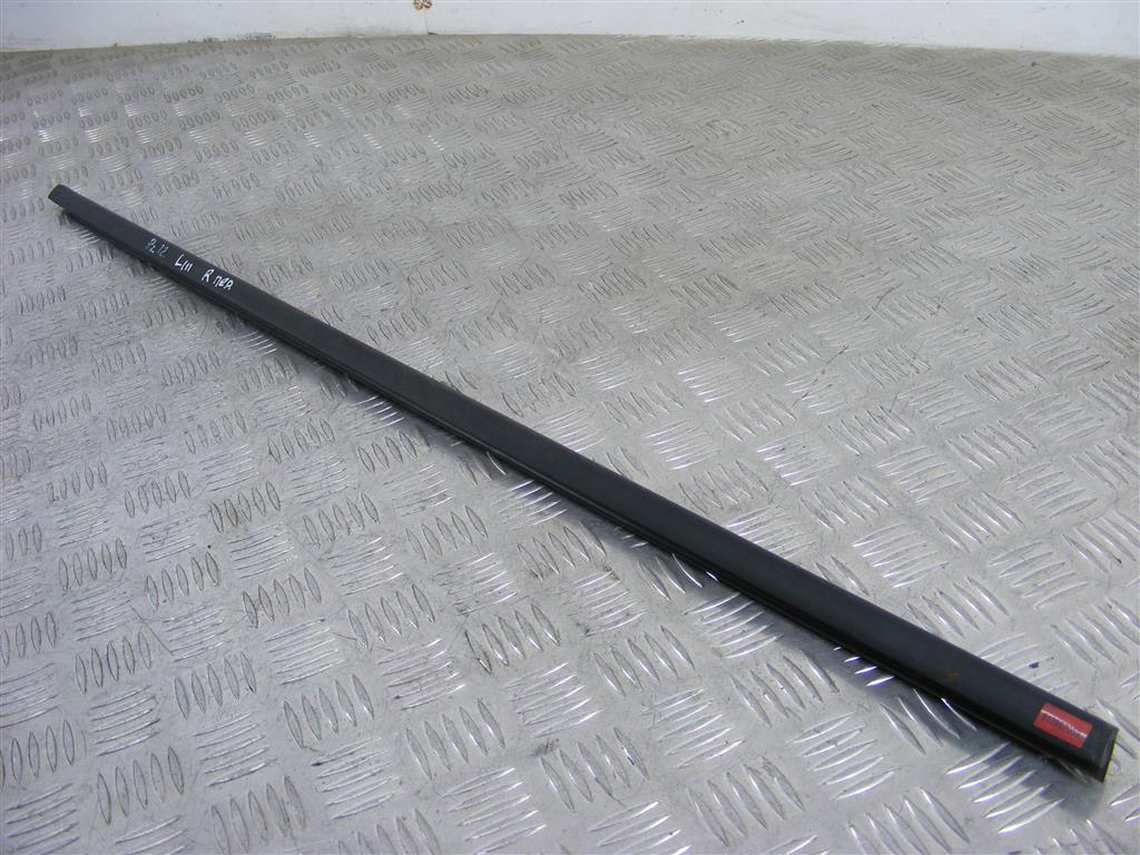 Молдинг стекла двери передней правой наружный