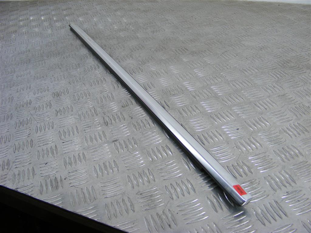 Молдинг стекла двери передней правой наружный