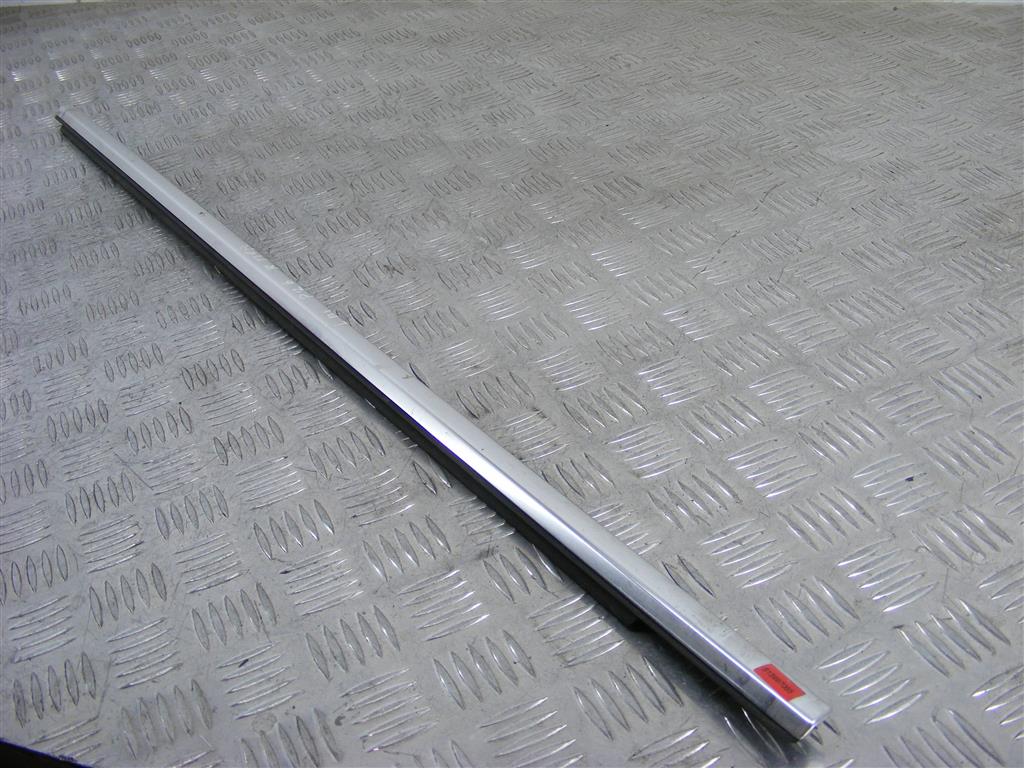 Молдинг стекла двери передней правой наружный