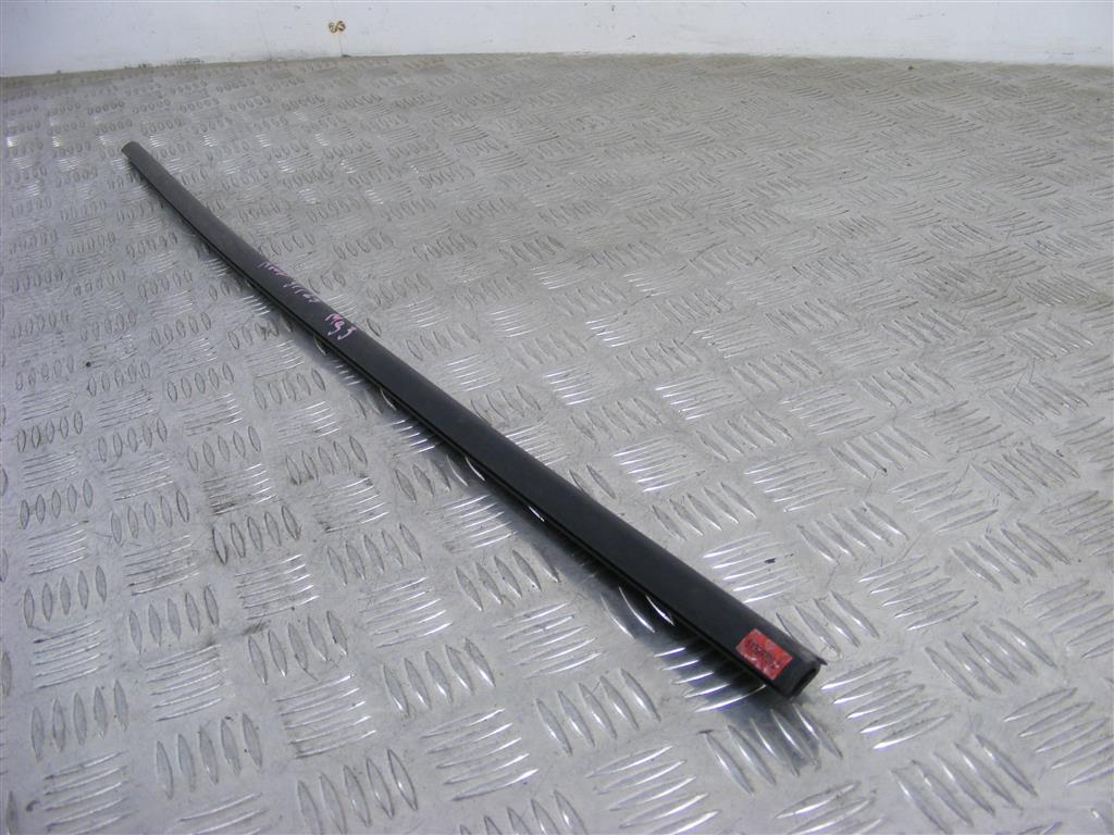 Молдинг стекла двери передней правой наружный Renault Megane 3 (2008-2019)