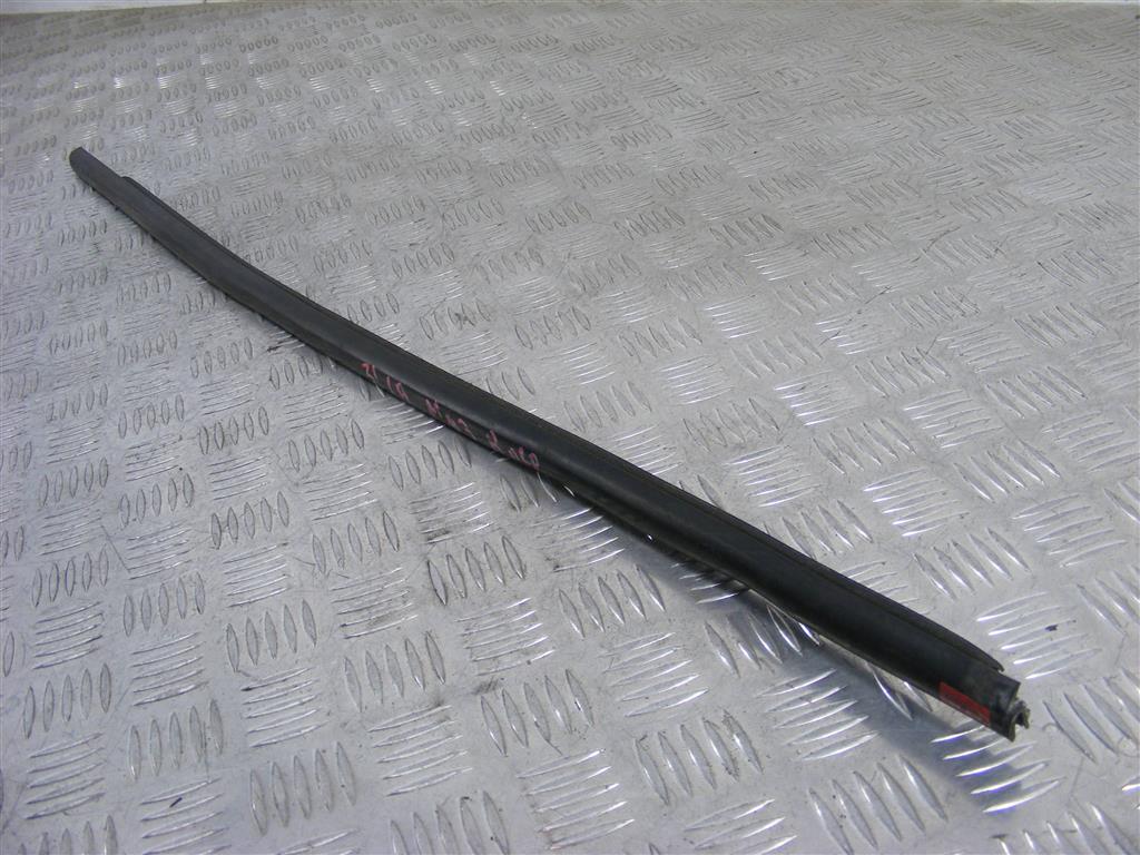 Молдинг стекла двери передней правой наружный Renault Megane 3 (2008-2019)