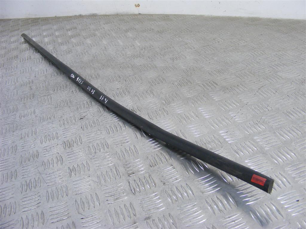 Молдинг стекла двери передней правой наружный