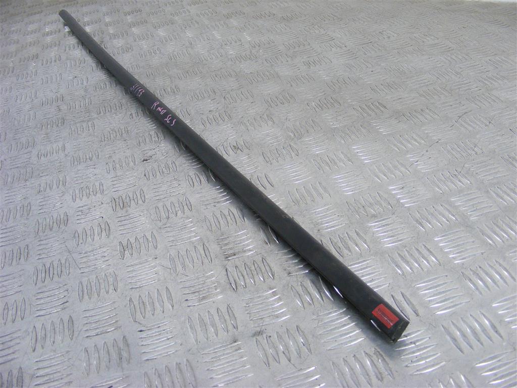 Молдинг стекла двери передней правой наружный