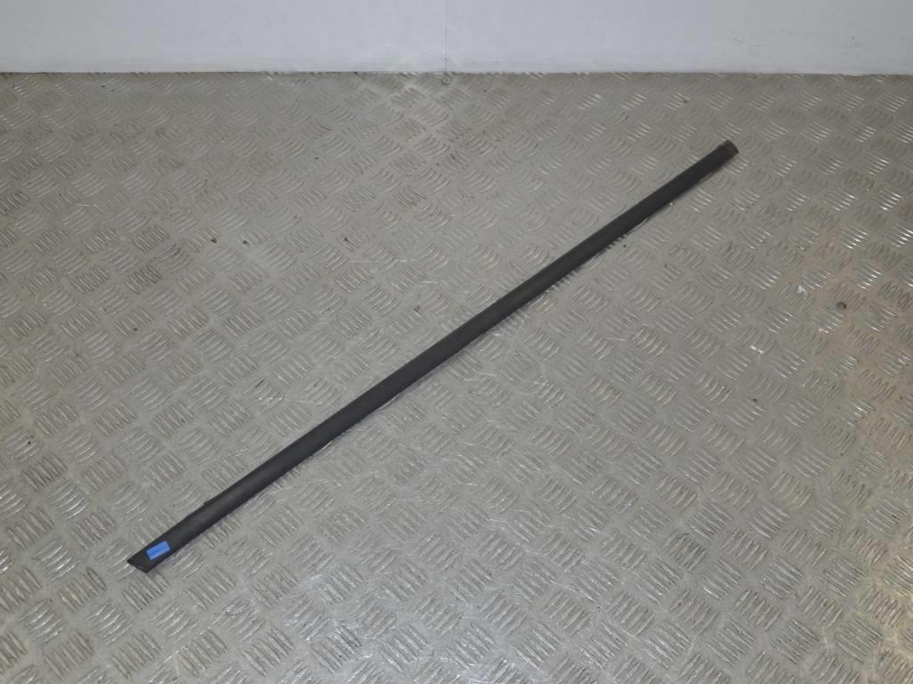 Молдинг стекла двери передней правой наружный