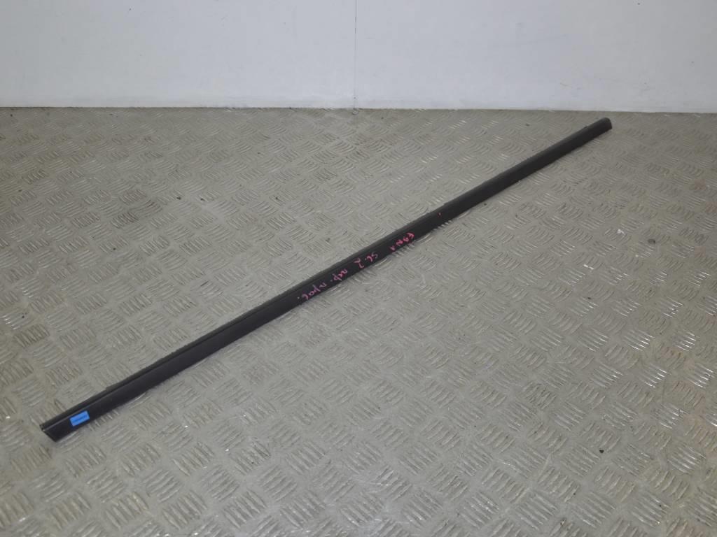 Молдинг стекла двери передней правой наружный