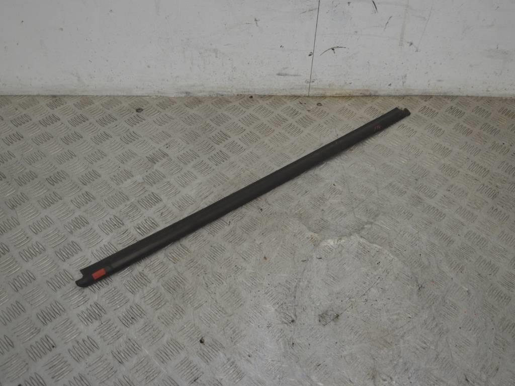 Молдинг стекла двери передней правой наружный