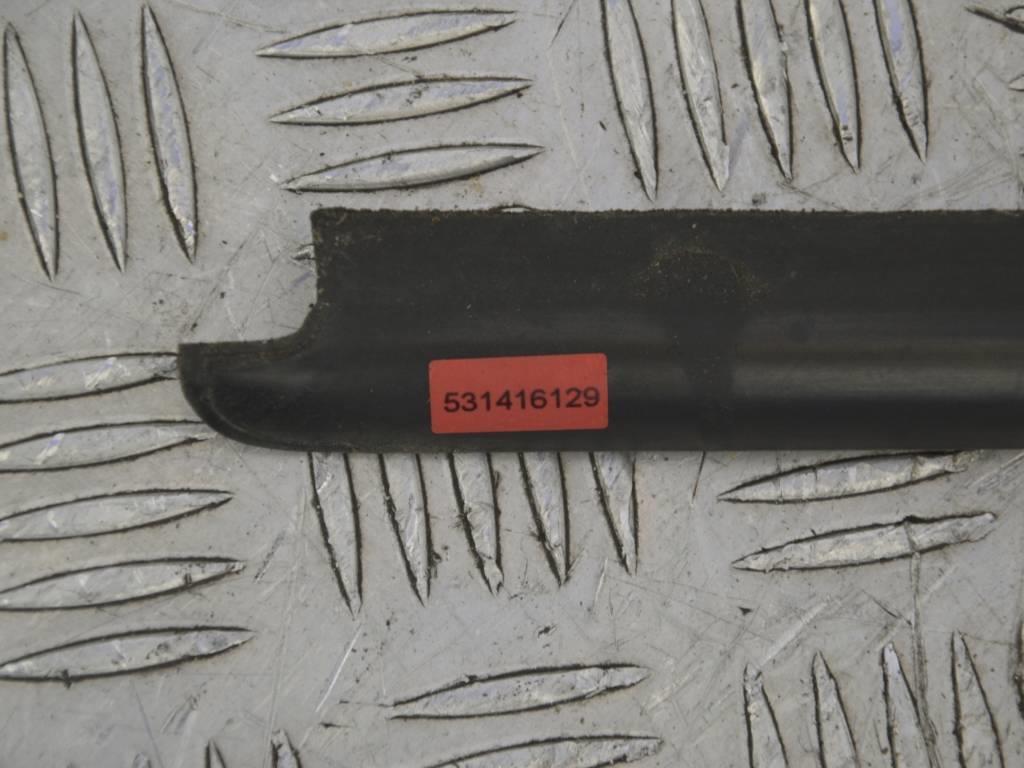 Молдинг стекла двери передней правой наружный