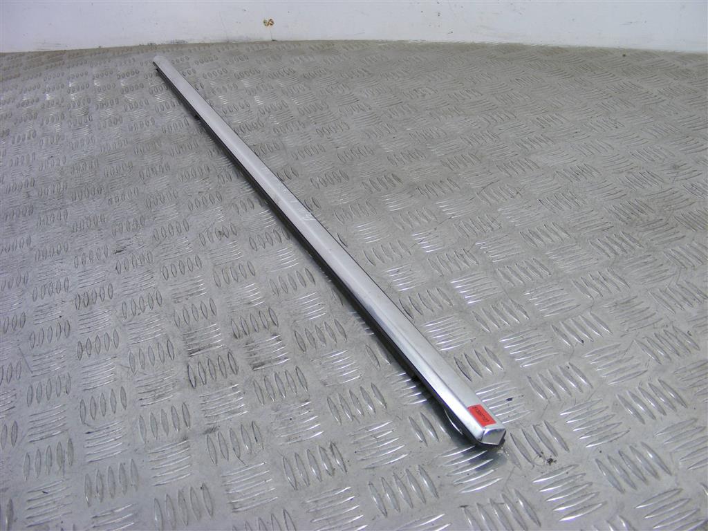 Молдинг стекла двери задней левой наружный