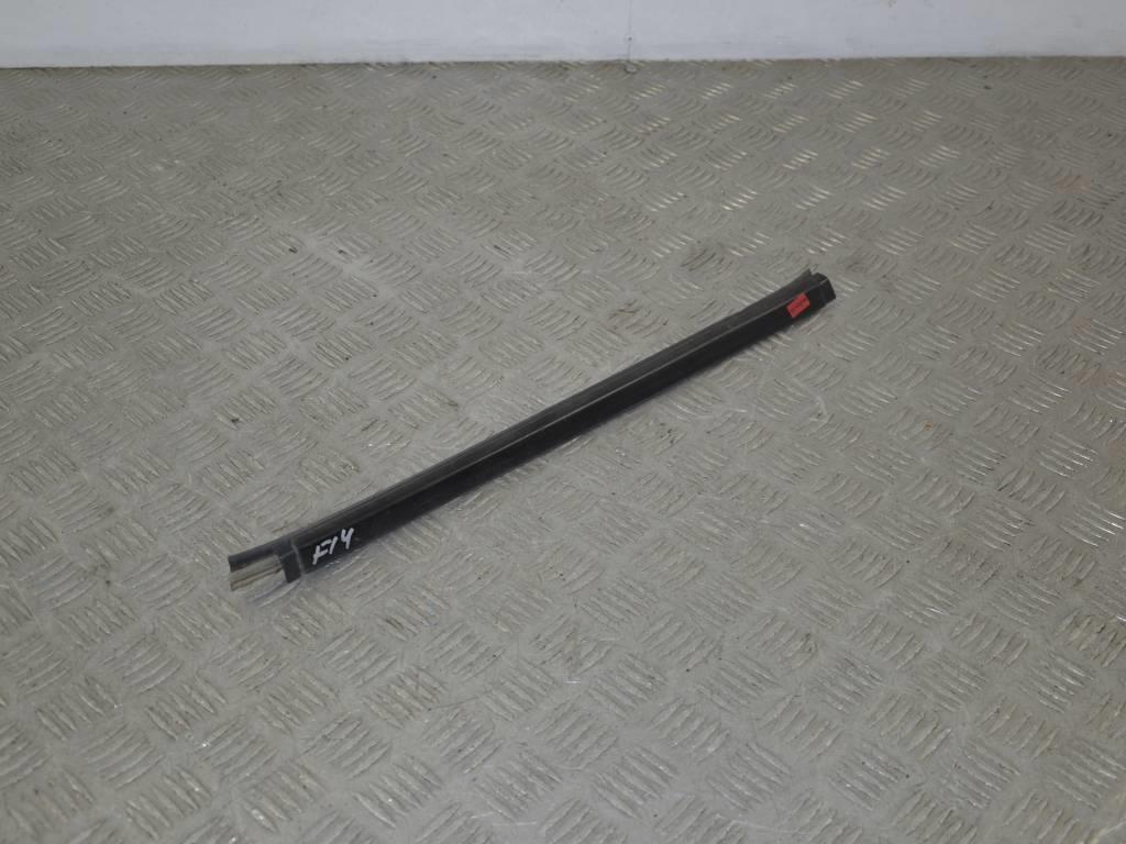 Молдинг стекла двери задней левой наружный