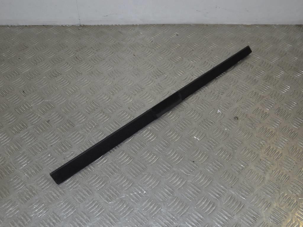Молдинг стекла двери задней левой внутренний