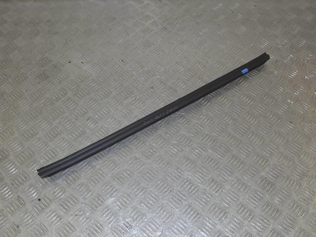 Молдинг стекла двери задней левой внутренний