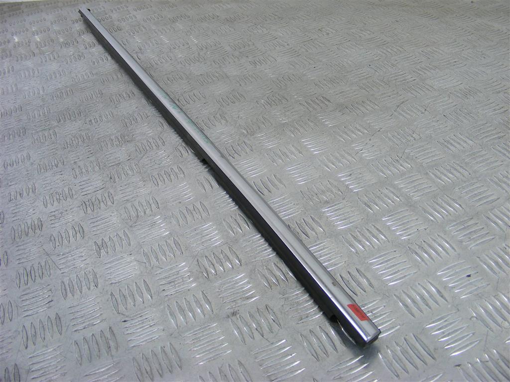 Молдинг стекла двери задней правой наружный