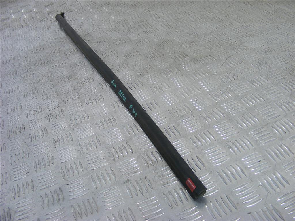 Молдинг стекла двери задней правой наружный